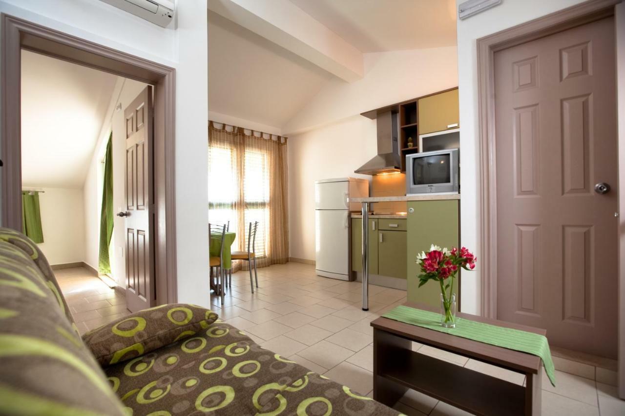 Apartments Smiljka II Tucepi Bagian luar foto